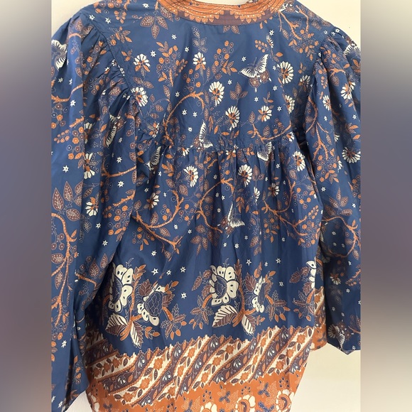 Love the Label beautiful print blouse. Puffy sleeves, over sized. Fun top! - Picture 10 of 10